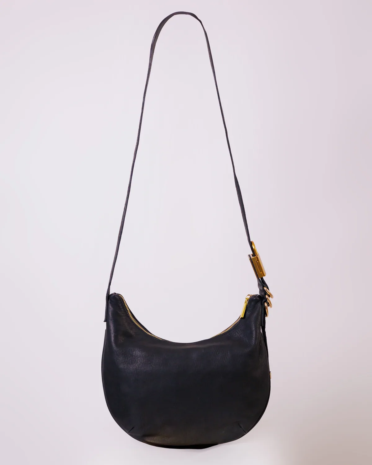 Zoé Hobo en color negro piel lisa